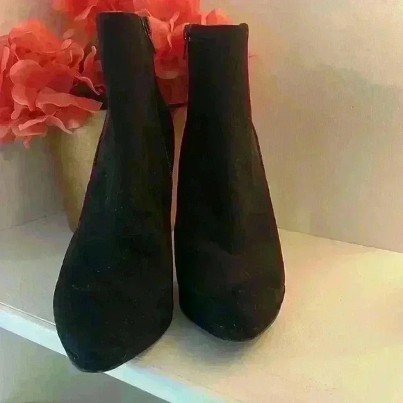 Nine West Black Suede Booties 4.5” Heel With Wide Black Elastic Design Size9 - Picture 2 of 9